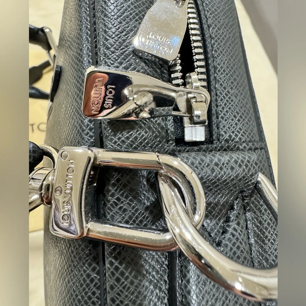 LOUIS VUITTON Taiga Porte-Documents Business MM Ardoise